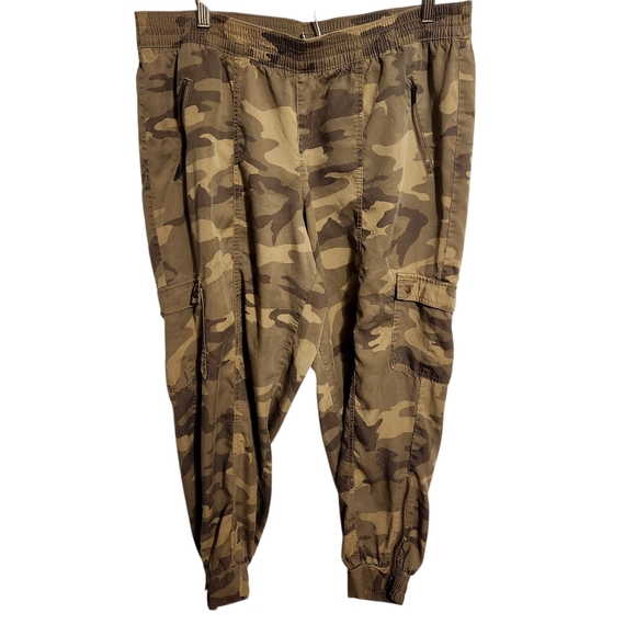 Lane Bryant Pants - Lane Bryant | Women's Camoflague Printed Cargo Joggers Pants (Size 14/16)